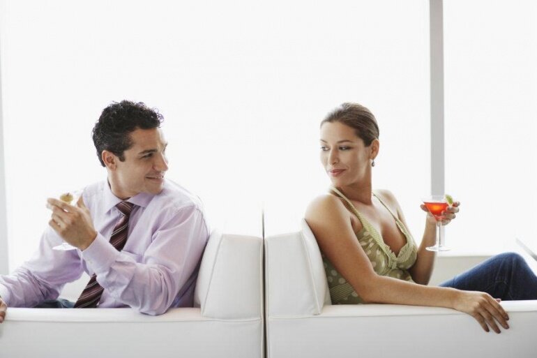 Мужчина заигрывает с женщиной. Источник: Интернет