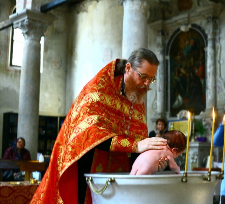 
 Нужно только позаботиться о небольшом перечне документов: паспорта родителей, крёстных родителей, а также свидетельство о рождении ребёнка, которого крестят . Для обряда также необходимо принести чистую светлую одежду для малыша и крестик, оплатить сбор за само Таинство и за свидетельство, а также принести с собой два полотенца и свечу. Все расходы по традиции на себя должны взять крёстные родители. Обычно их выбирают ещё задолго до рождения ребёнка, или сразу после рождения. Таинство Крещения длится около часа. Крёстные родители после Крещения Получают почётные звания Кум и Кума. Со временем, укрепляясь в родственных связях, они становятся ещё ближе для родителей своих крёстников и практически вторыми мамами и папами для своих малышей. 
 А далее мероприятие приобретает светский характер и продолжается уже в каком-нибудь ресторане или кафе.