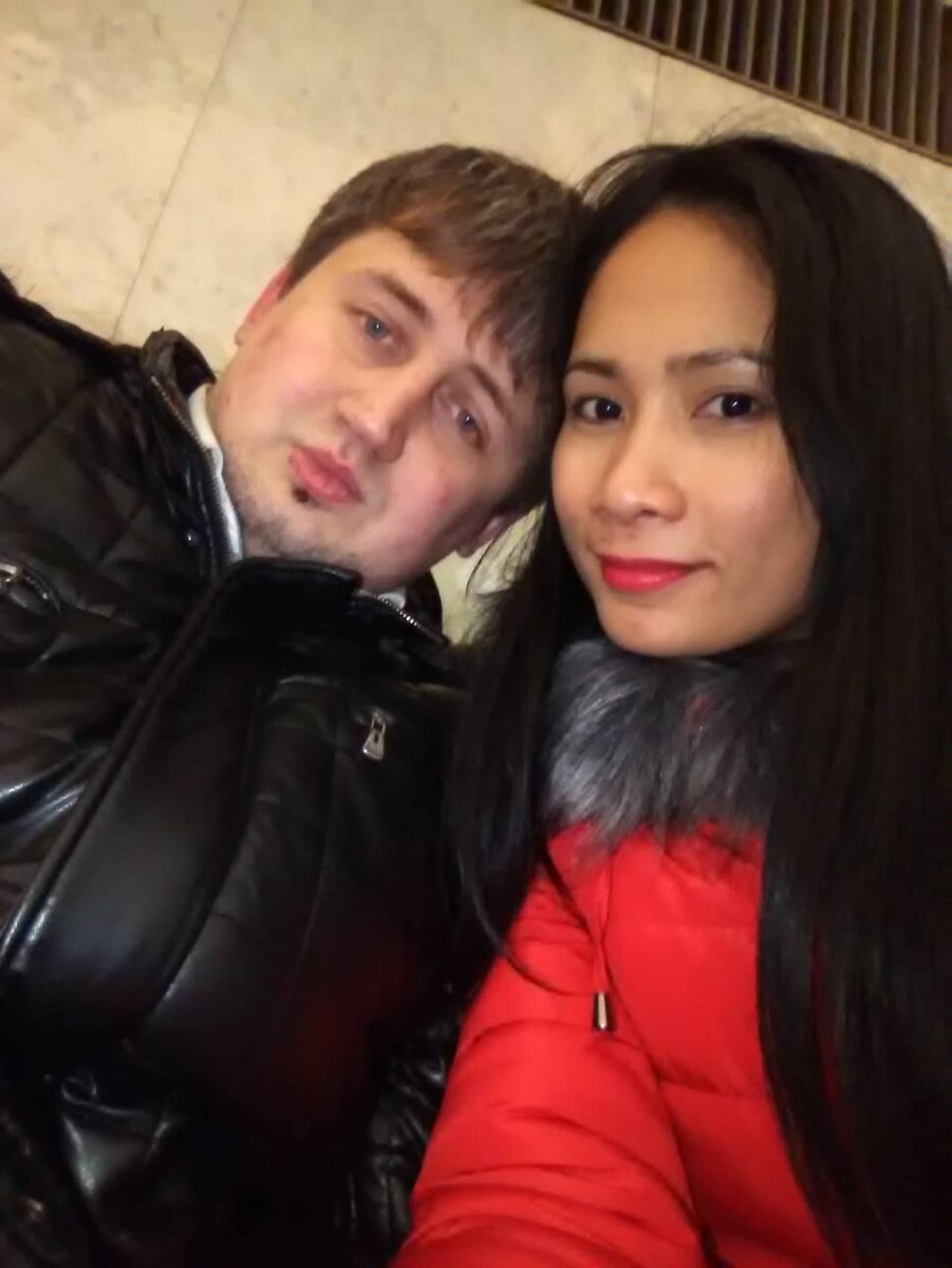 Сидим в метро. Москва.