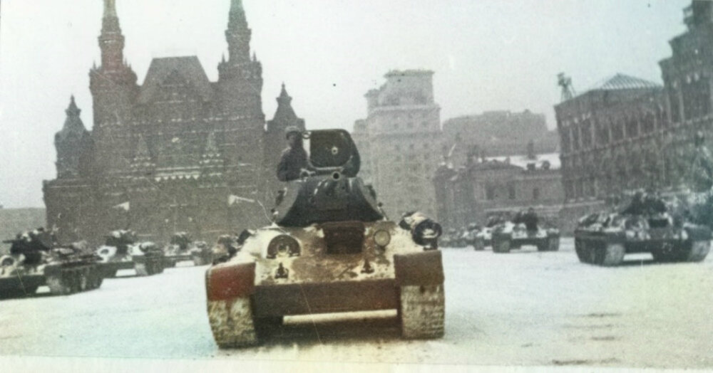 Танки Т-34 на Военном параде 7 ноября 1941. Москва, Красная площадь.