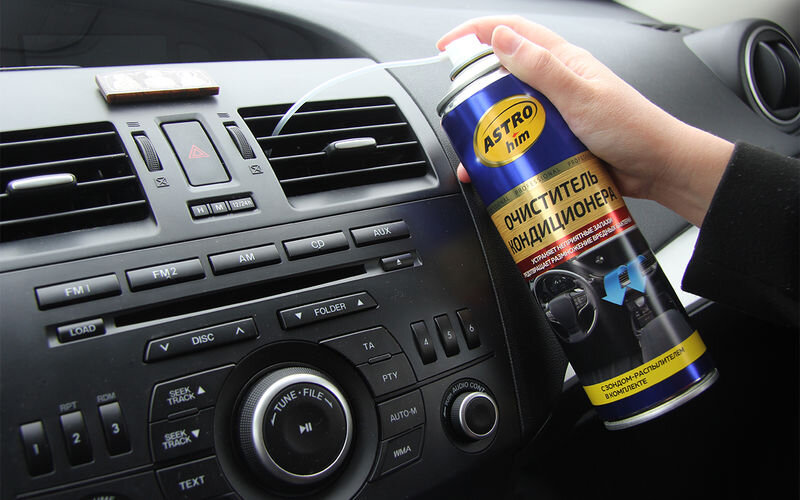 Промываем систему через трубочку и ждем, пока грязная жидкость стечет через дренаж.