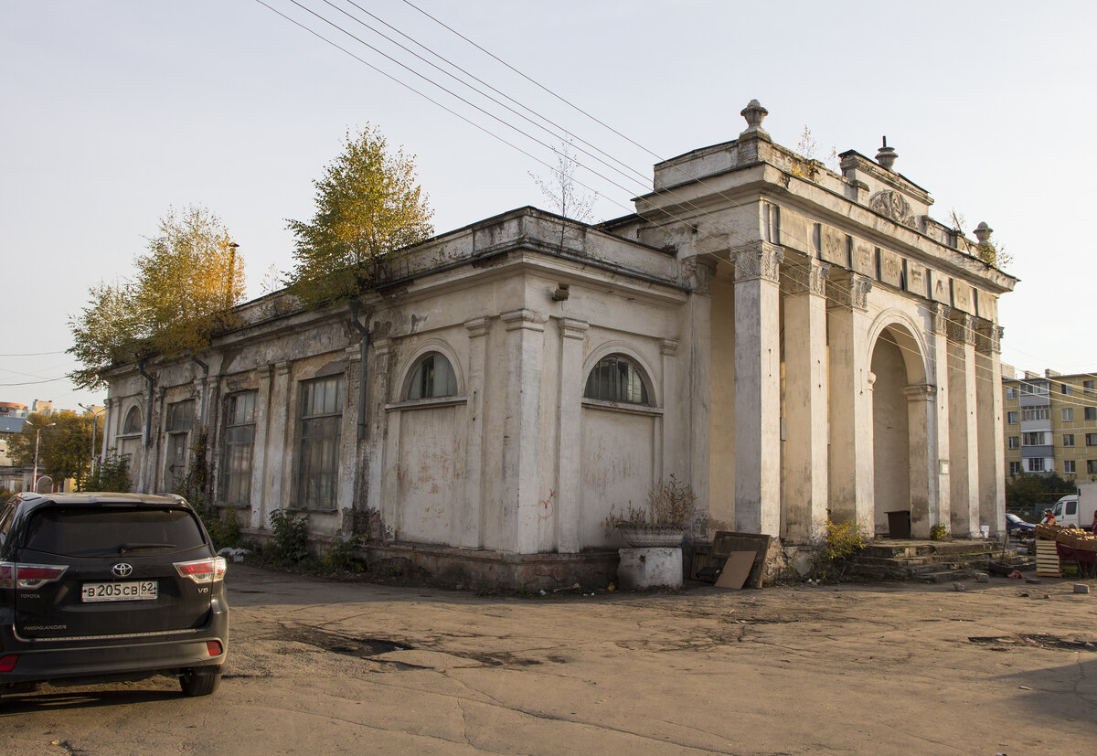 Когда-то это был центральный павильон. Потом мебельный магазин. А сейчас просто развалина с деревьями на крыше.