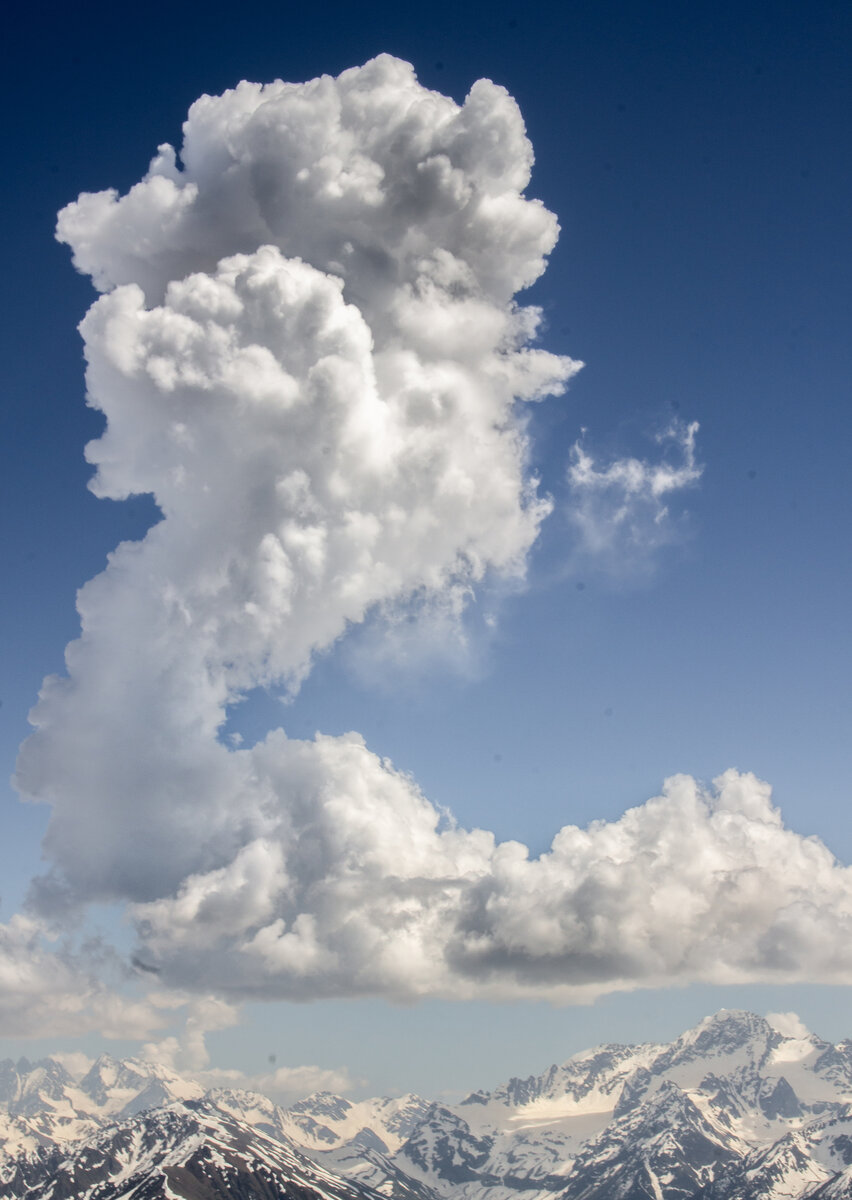 Причудливые облака над Кавказским хребтом