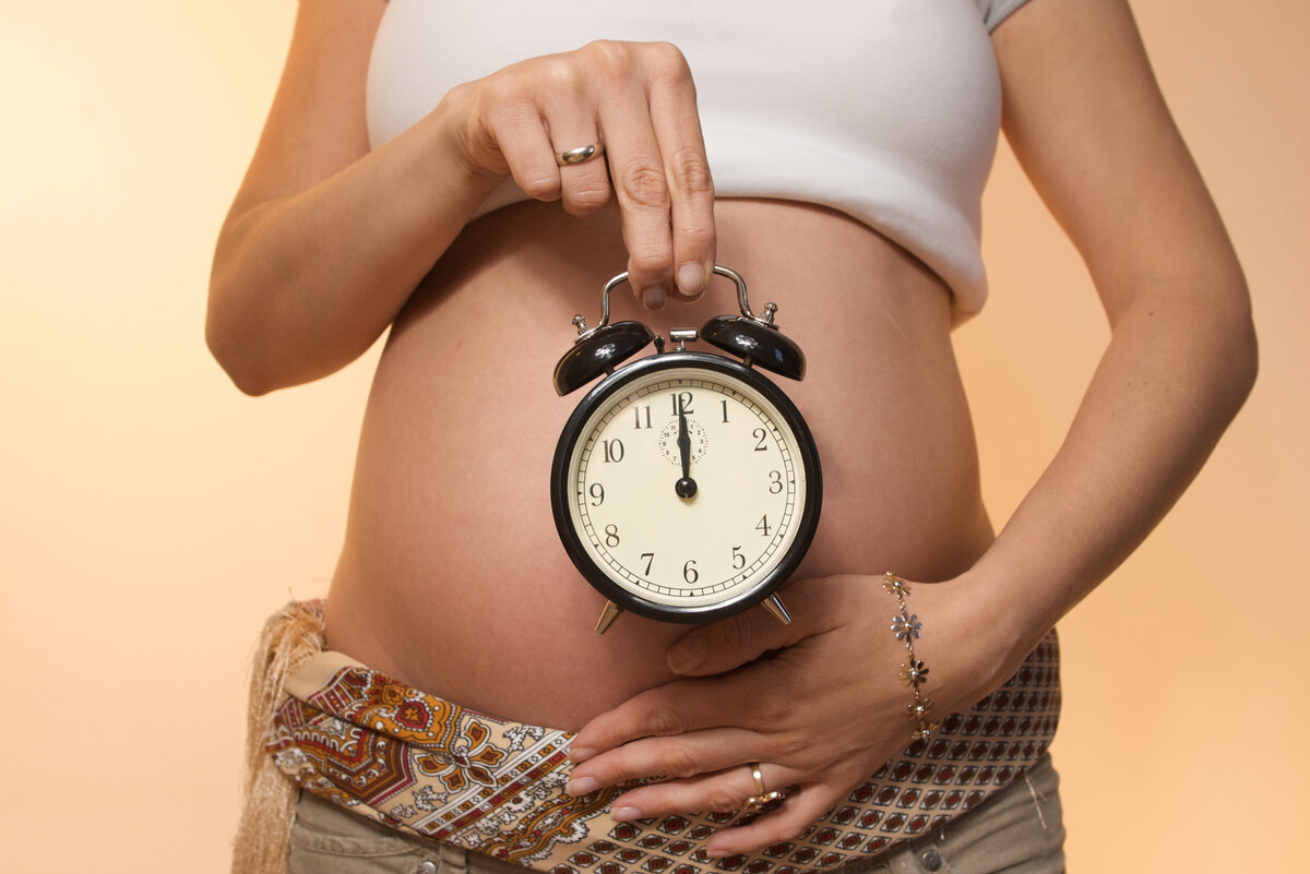 Забеременеть после 30 лет. Картинки беременных женщин. Беременный живот и часы.