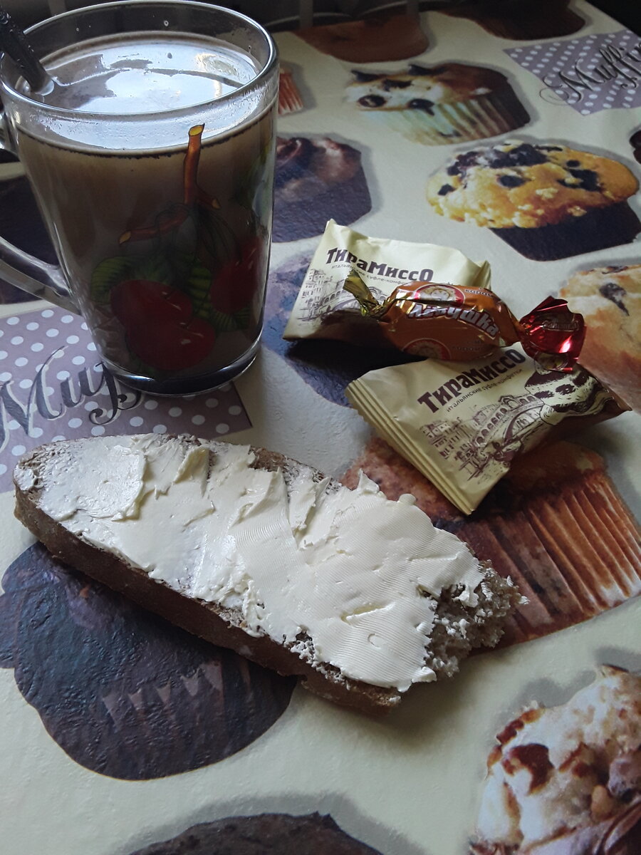 Кофе, хлеб с маслом и конфеты