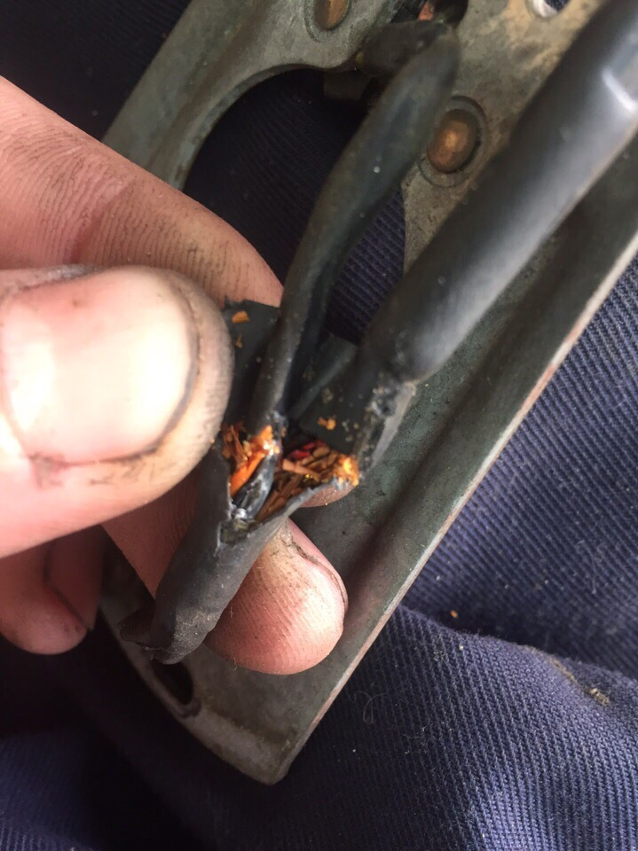 Осыпавшаяся проводка датчика Холла