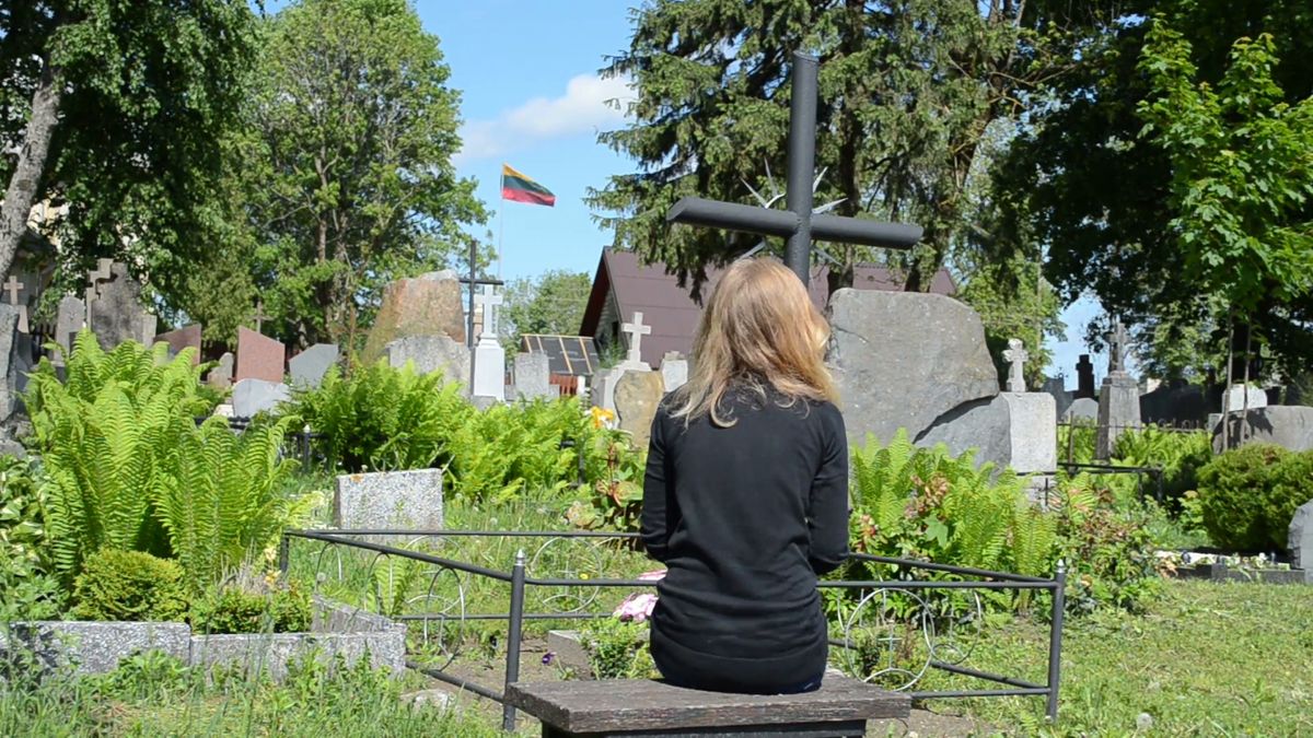 Источник:http://ebahana.com/wp-content/uploads/2019/08/young-girl-sit-near-soldier-boyfriend-grave-lithuania-flag_n1mikmn__F0000-2.png