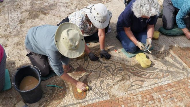 Впервые за 1700 лет люди помыли мозаичный пол.                                          https://www.bbc.com/news/uk-england-berkshire-49524009?intlink_from_url=https://www.bbc.com/news/topics/c1038wnxyy0t/archaeology&link_location=live-reporting-story