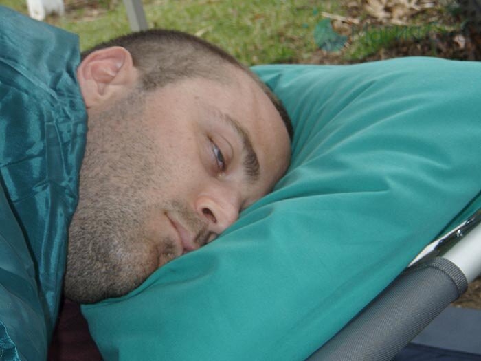 почему во сне открыты глаза