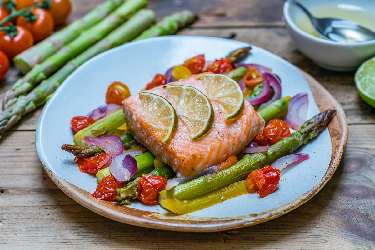 Запеченный лосось с овощами