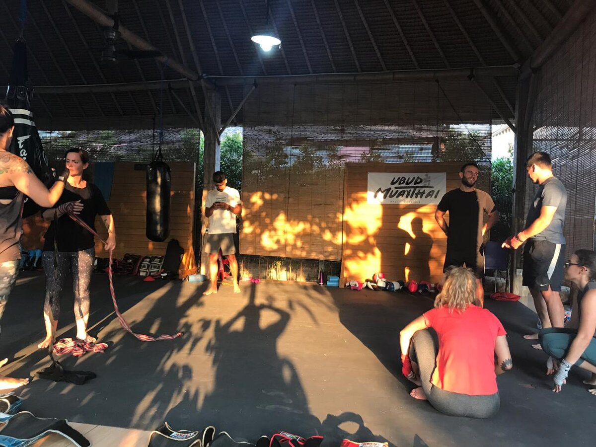 Подготовка к разминке перед началом тренировки