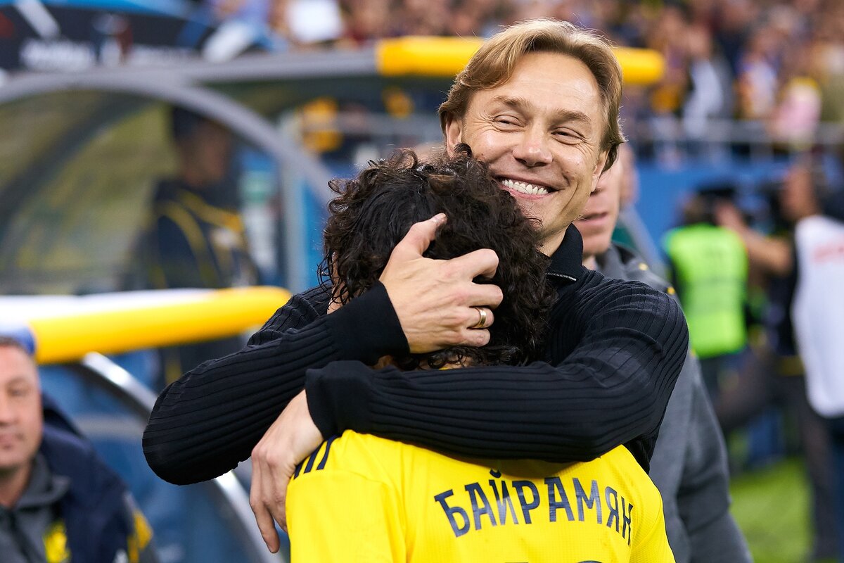 Валерий Карпин обнимает Хорена Байрамяна. ФК "Ростов"