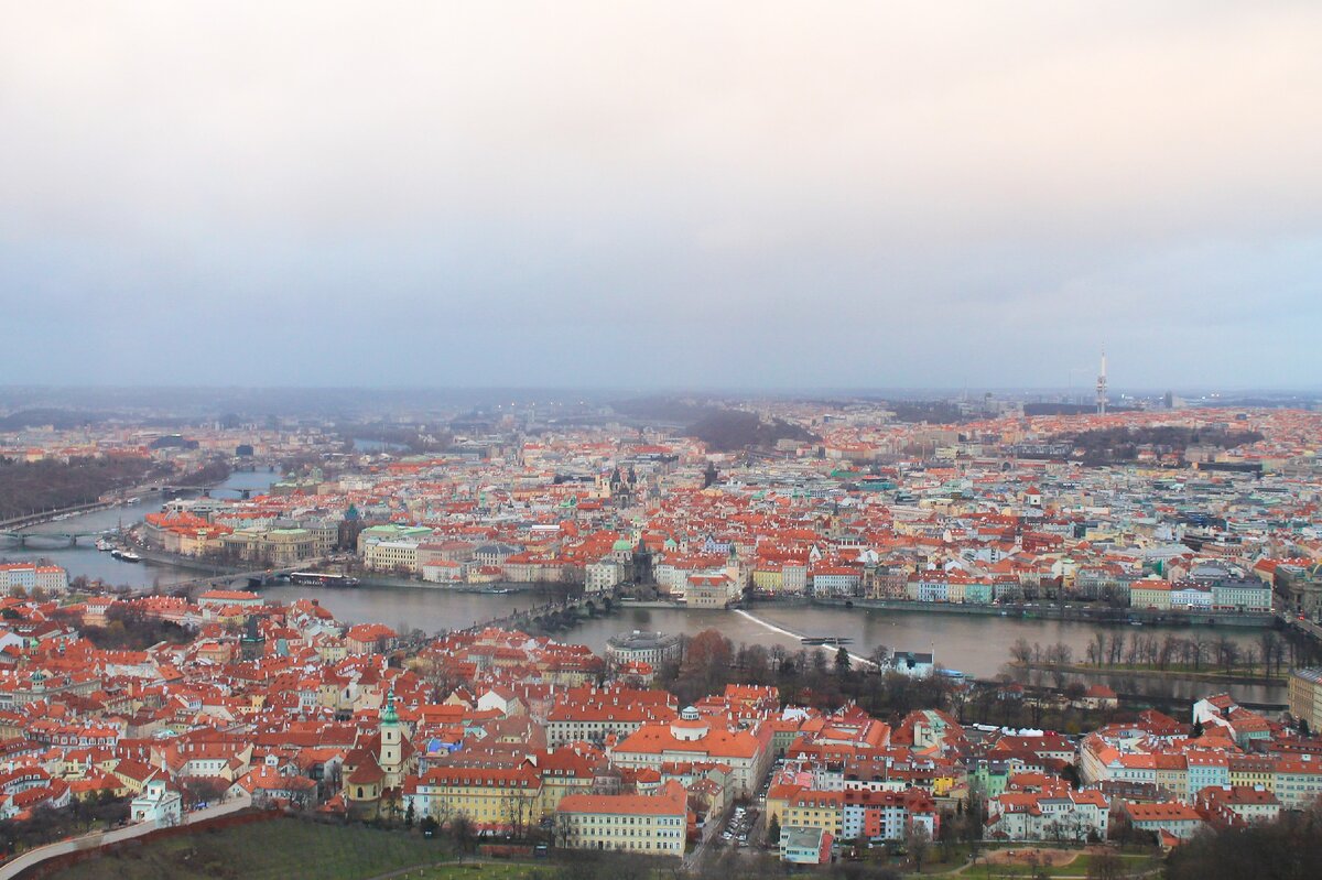 Вид на Прагу с Петршинской башни
