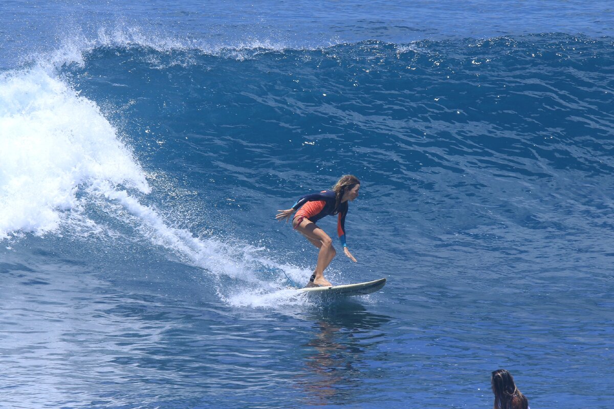 Я серфлю на одном из самых известных спотов Бали Улувату