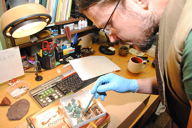 Дмитрий Кисленко старательно работает, склеивая из осколков архитектурные находки