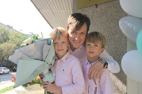 Звезда «Уральских пельменей» Вячеслав Мясников опубликовал редкий снимок с женой и тремя сыновьями