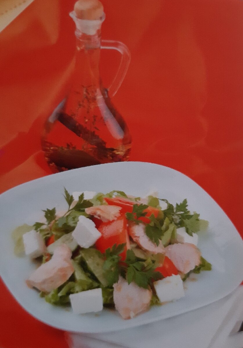 Салат с копченой курицей и сыром фета
