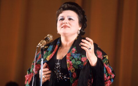 Замуж Людмила Зыкина вышла в 1951, когда ей было 22 года. Первым мужем певицы был Владлен Позднов – инженер автомобильного завода им. Лихачева. Люда в те годы работала в русском народном хоре им.-2