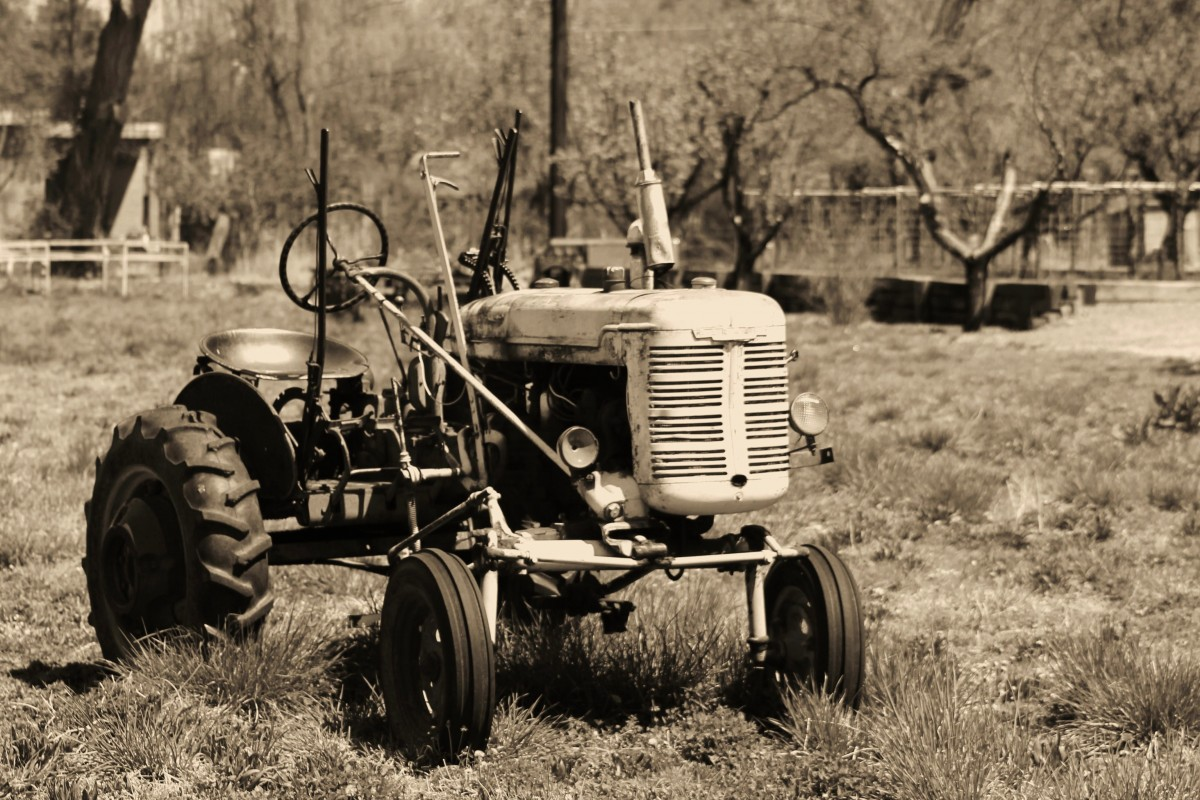 https://c.pxhere.com/photos/c7/f4/tractor_retro_farm_farming_new_mexico_green_agricultural_agriculture-808345.jpg!d