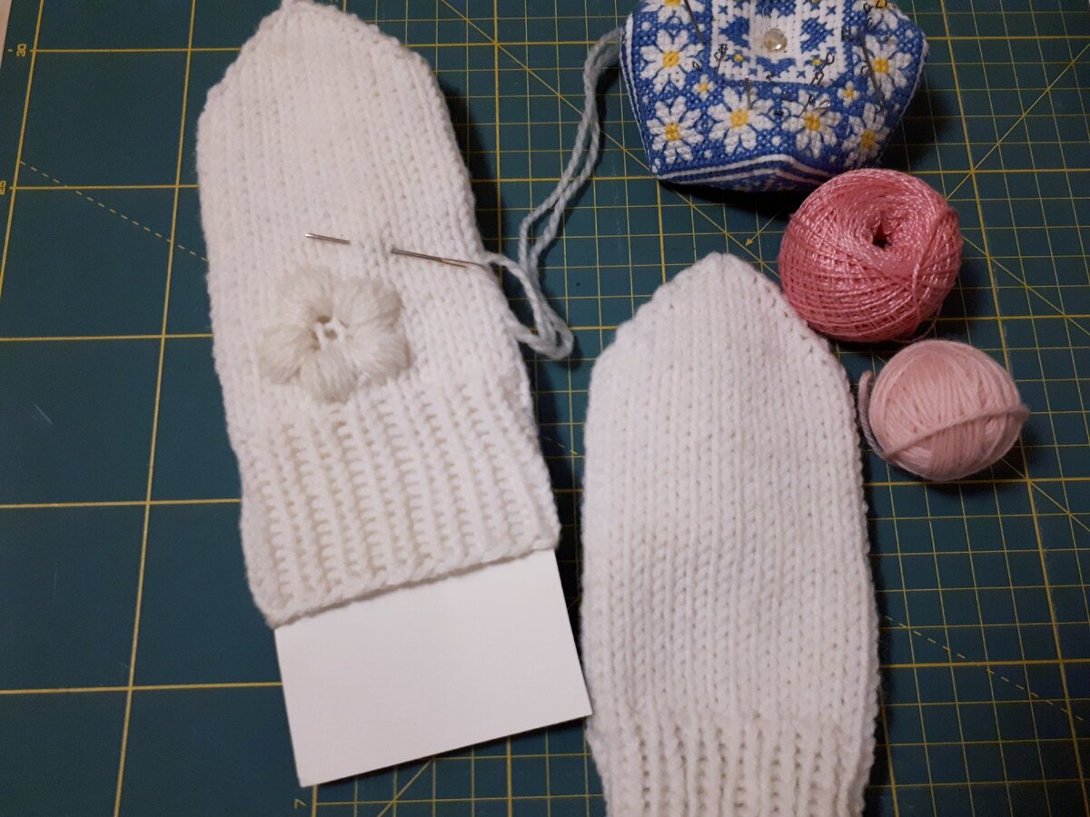 Вышивка на варежках: схемы для вязанных рукавичек