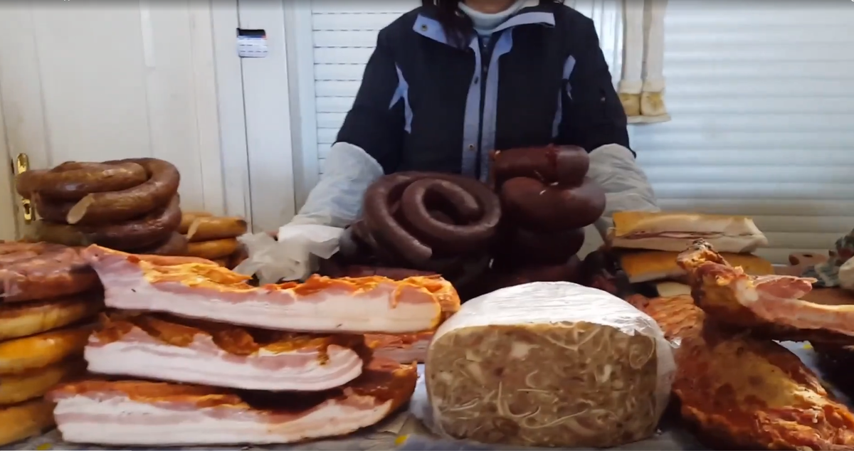 Мясное изобилие на рынке 