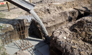 Не  особенно прочный вид бетонов, который  применяется для бетоноподготовки переда заливкой ленточных фундаментов,  для заливки бетонных полов, стяжек, фундаментов небольших сооружений,  бетонирования садовых и пешеходных дорожек. БСГ — отличный материал для  строительства фундаментов под легкие сооружения: баню,  ограждения, беседкы и террасы, хозпостройки  и пр. В дорожном  строительстве такие бетоны применяют как бетонную подушку для бордюров.