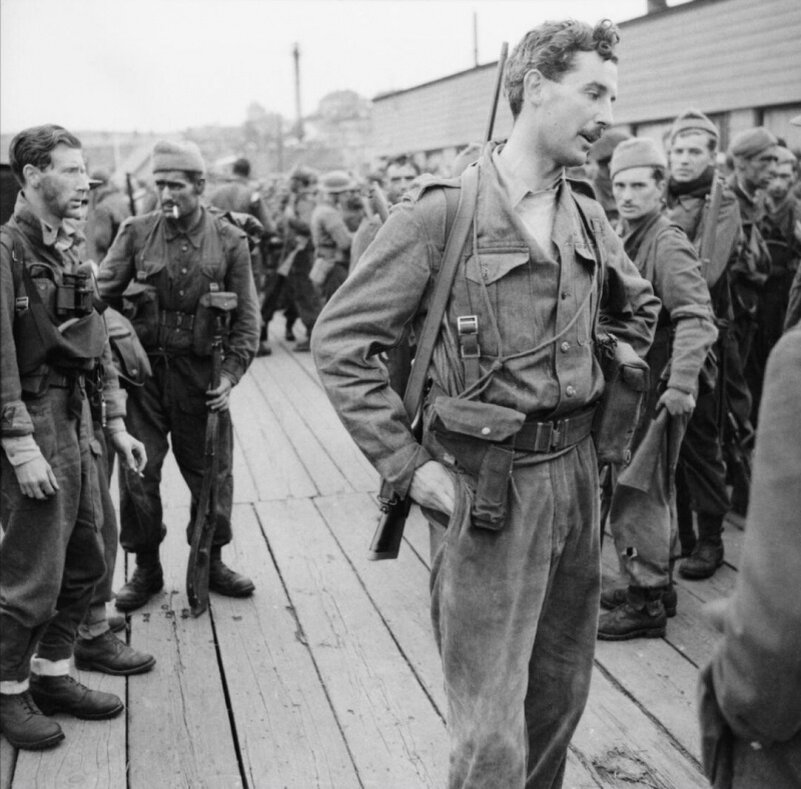 Фото с сайта: waralbum.ru  Автор: Спендер (Spender). Время съемки: 19.08.1942. Источник: www.iwm.org.uk. Британские коммандос на пирсе Ньюхейвена (Newhaven) после возвращения из рейда на Дьепп. На переднем плане — подполковник Саймон Фрейзер, 15-й Лорд Ловат (Simon Christopher Joseph Fraser, 15th Lord Lovat and 4th Baron Lovat, DSO, MC, TD, JP, DL), командир 4-й группы коммандос (No. 4 Commando) во время атаки на батарею в городе Варанжвилль-сюр-Мер (Varengeville-sur-Mer).