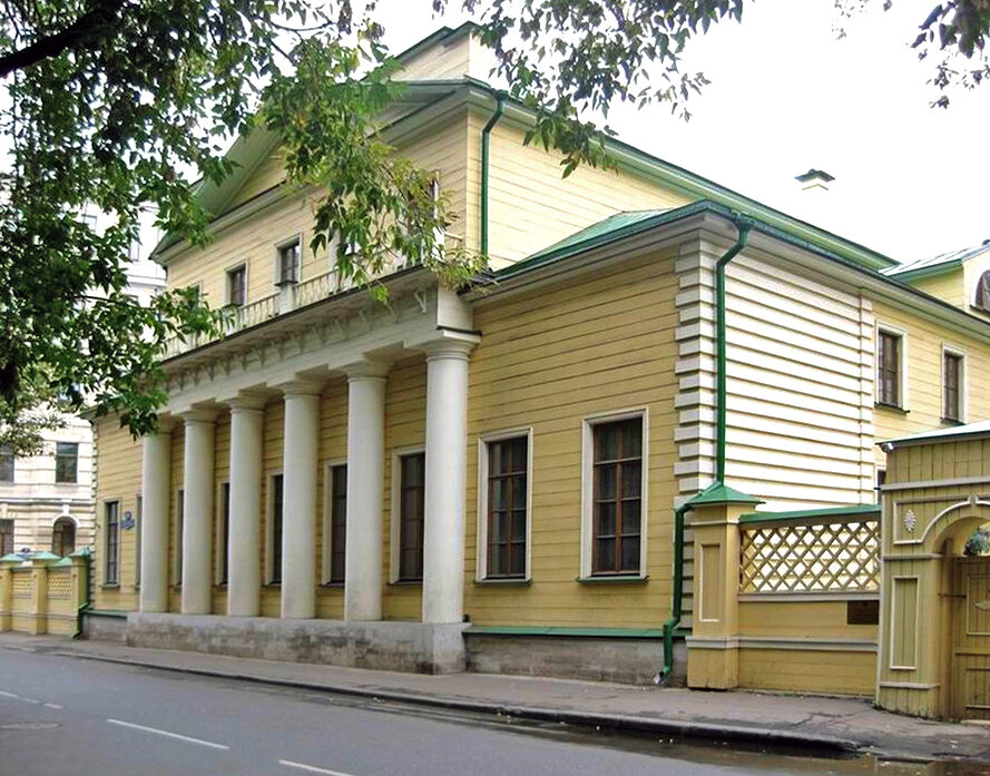 Особняк в переулке. Усадьба Поливанова в денежном переулке. Дом Поливанова в денежном переулке в Москве. Усадьба Поливанова в Москве. Денежный переулок 9/6 главный дом усадьбы Поливанова.