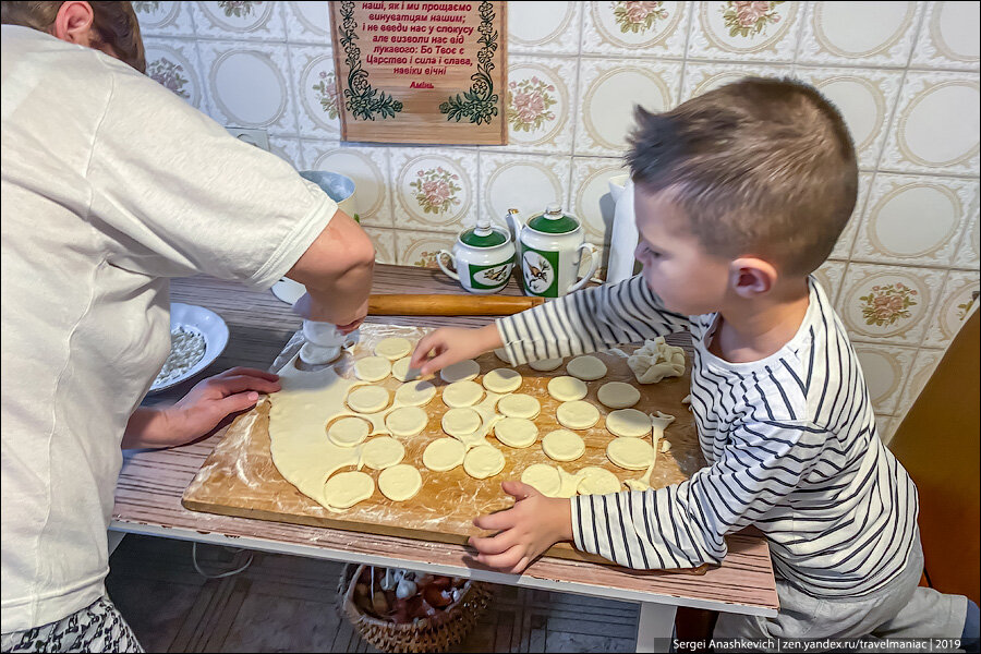 Подсмотрел, как на Украине готовят настоящие домашние вареники. Это оказалось очень просто и вкусно (пошаговый…