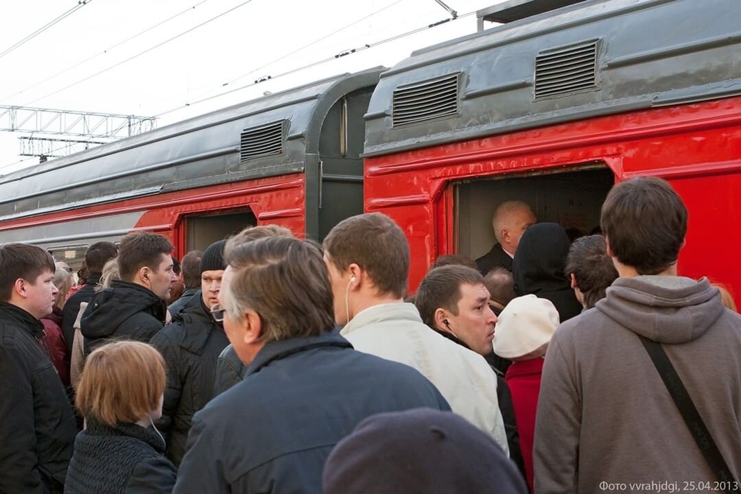 Электричка прочь. Переполненные электрички. Толпа в электричке. Электричка битком. Человек ждет поезд