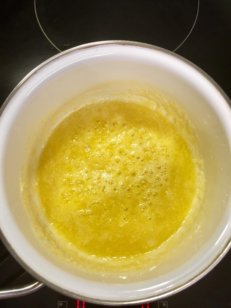 Смешать сливочное масло и 2 ложки растительного масла, растопить. Постепенно добавлять муку и размешивать, чтобы не оставалось комочков.  Далее вливаем молоко, убавляем огонь и томим до нужной консистенции: не жидкой, но и не слишком густой.