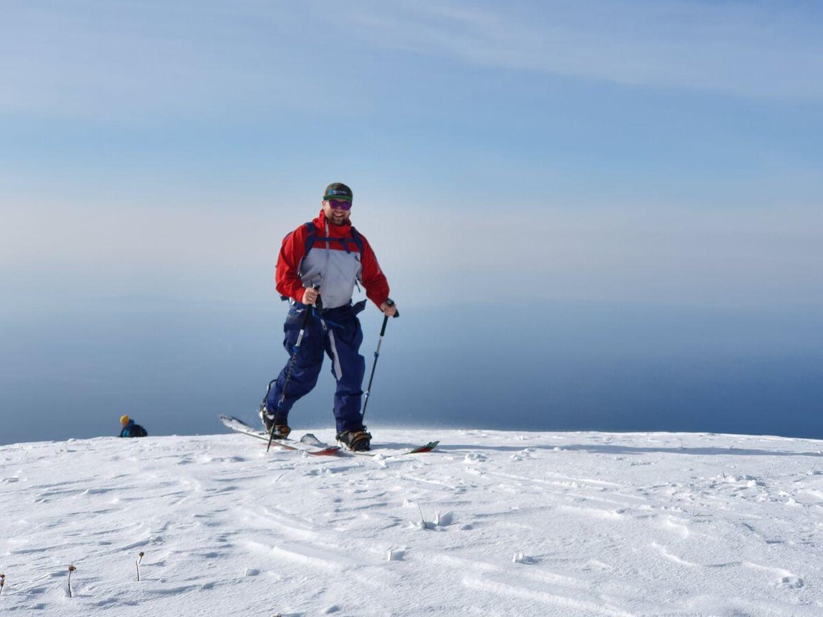 Есть у нас экзотическое развлечение "Сноуборд с видом на море". Это когда мы вооружаемся сплитбордами и горными лыжами и отправляемся скитурить на вершину горы Мамдзышха в Абхазии.