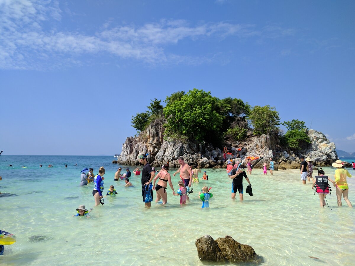 Людей тут невероятно много и большинство из них это туристы из Китая) 