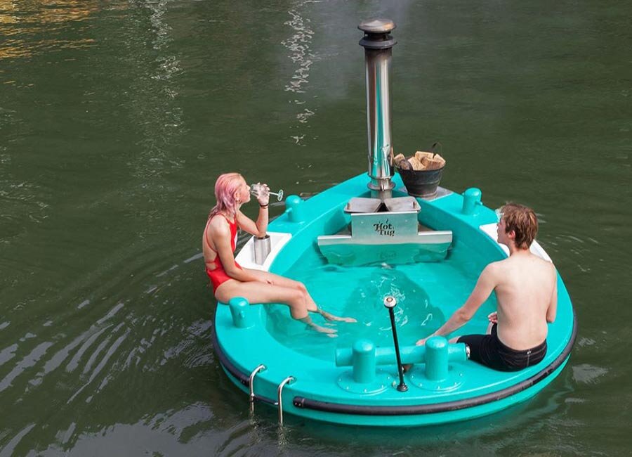 Привыкли отдыхать в компании? Не беспокойтесь, так как лодка джакузи HotTug может с комфортом принять на борт от шести до восьми человек.