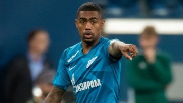 Фото: fc-zenit.ru«В целом, разницы практически нет, потому что во всех клубах сборы - это подготовка к сезону, и в общем, они все довольно похожи. Безусловно, есть отличия в деталях. В «Барселоне» больше работы с мячом, здесь мы чуть больше бегаем, прокачиваем физику, работаем как с мячом, так и без него. Но, по большому счету, все очень похоже», - цитирует Малкома пресс-служба «Зенита».
