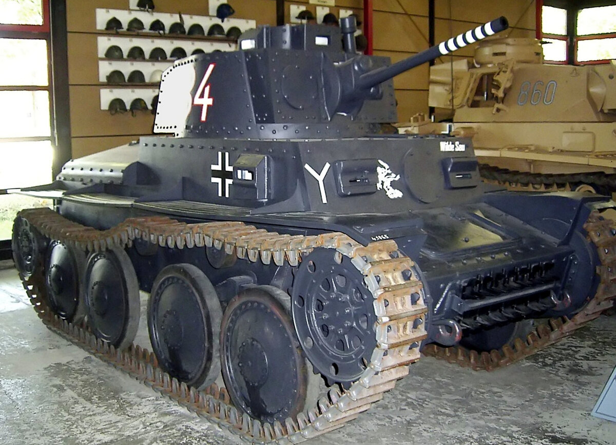 Вот такие танчики клепали в начале войны чехи для немцев.  А потом на их основе стали делать самоходные орудия.  Такие братья-славане. 