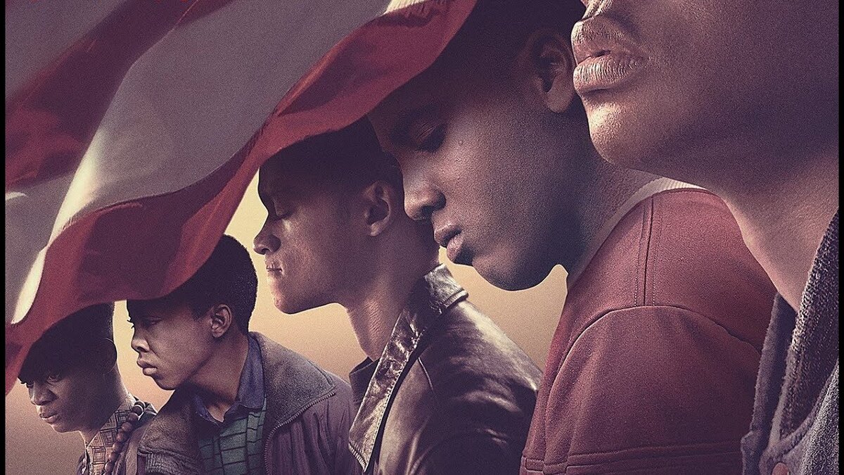Сердце сжалось как при просмотре "Капернаума" Очередной шедевр от Netflix. При просмотре "Капернаума"  у меня были примерно такие же эмоции. Тут можно прям не боясь сказать что это действительно шедевр. Речь в картине идет о беспощадности каточно-бульдозерной системе которая прошлась по пятерым подросткам коих обвинили в жестоком преступлении(спойлеры так и чешется рука написать, но не буду) и их дальнейших судьбах.
Стоит заметить что подростки были не белыми. Очень сильная игра актеров (даже таких молодых). Особенно в первых двух частях. Весь сериал снят как то мрачно что ли. Работа оператора порадовала.
Вера Фармига. Ну зачем, зачем ей такая роль. Скажет "это был прекрасный опыт" но лично у меня осадочек остался.
Я переживал, честно. Работа действительно отличная.
Приятного просмотра.
