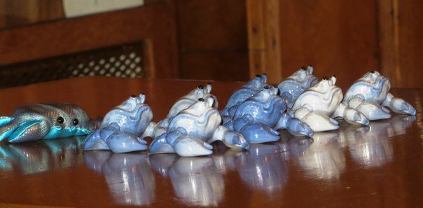 Синий краб, авт. В. В. Сальвин, ПФ "Сциталис", Астрахань, 2000-е гг. Фото из архива коллекции "Фарфоровый заповедник"