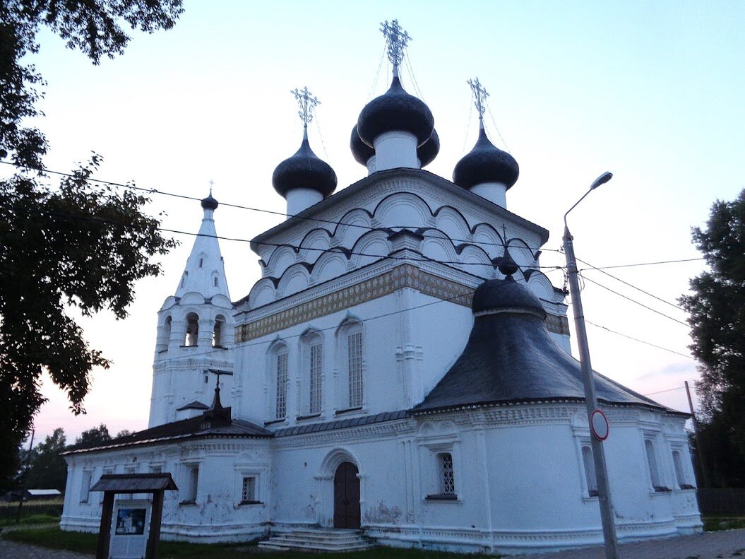 Церковь Всемилостивого Спаса (1728 г) поближе.