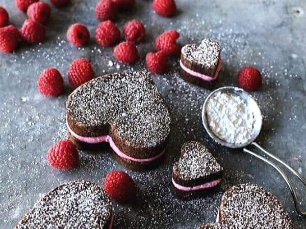 как испечь шоколадные пирожные брауни с малиновым кремом