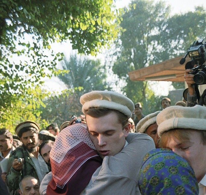 Лопух из Белоруссии и  Прокапчук из Украины  - бывшие советские военнопленные. На фото момент передачи военнопленных матерям. 
