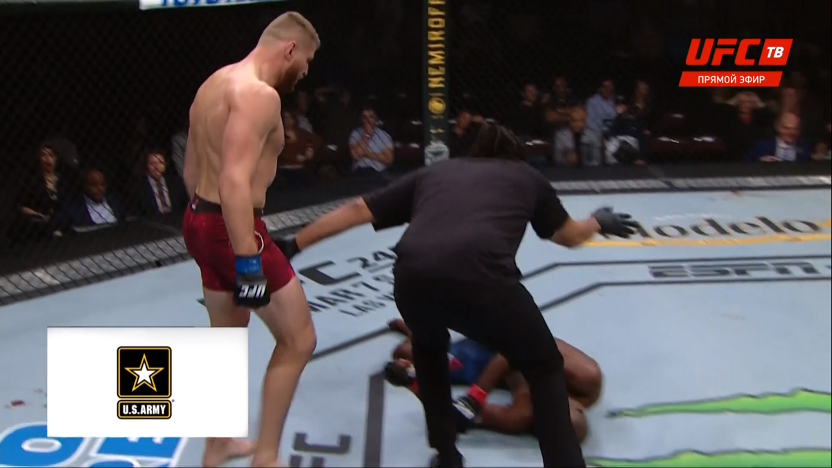 Кадр с прямого эфира главного боя.