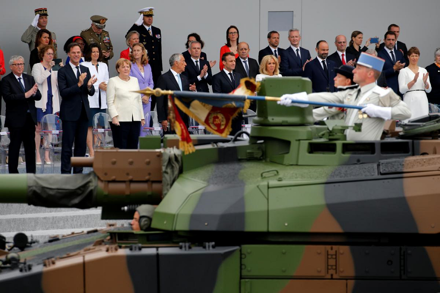 Французский военный парад в День взятия Бастилии
