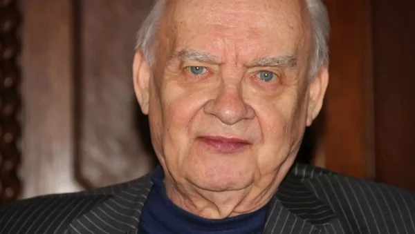 Николай Добронравов - советский поэт-песенник.