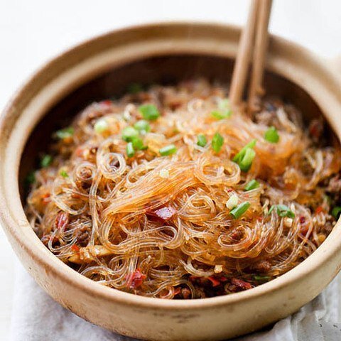 ✏Ингредиенты ✔тонкая бобовая фунчоза - 1/2 пачки ✔рубленая говядина или фарш - 300г
✔Доубань-цзян - 2 ст.л. ✔соевый соус - 2 ст.л. ✔чесночная паста - 1 ч.л.
✔имбирная паста - 1 ч.л. ✔сахар - 2 ч.л. ✔соль - щепотка
✔зеленый лук - пучок
✔вода или бульон - 400 мл ✏Как готовить Ма йи Шанг Шу (жареную фунчозу) 🔵Замочите бобовую фунчозу в теплой воде на 10 минут. 🔵Фарш посолите. Нагрейте вок, добавьте немного масла и обжарьте фарш в течение 2 минут на сильном огне, интенсивно помешивая. Вытащите фарш из вока (внимание! он не должен быть готов!) 🔵В тот же вок добавьте доубань-цзань, чеснок, имбирь и мелко нарезанные белые части лука (зеленые отложим для украшения). Обжаривайте содержимое вока, интенсиво помешивая, 1-2 минуты. 🔵Поместите фарш обратно в вок. Добавьте соевый соус и воду или бульон, доведите все до кипения и добавьте предварительно откинутую на дуршлаг фунчозу. 🔵Добавьте сахар. Перемешайте, потушите на слабом огне 1-2 минуты и выключайте огонь. Украсьте мелко нарезанными зелеными частями лука и разложите по сервировочным емкостям.