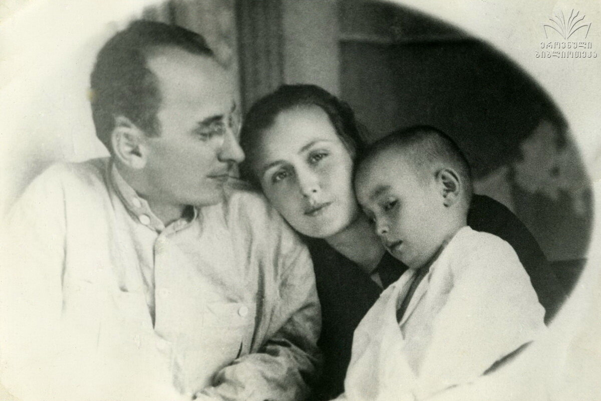 Лаврентий Берия, Нина Гегечкори и сын Серго. Фотоархив Парламентской библиотеки Грузии.