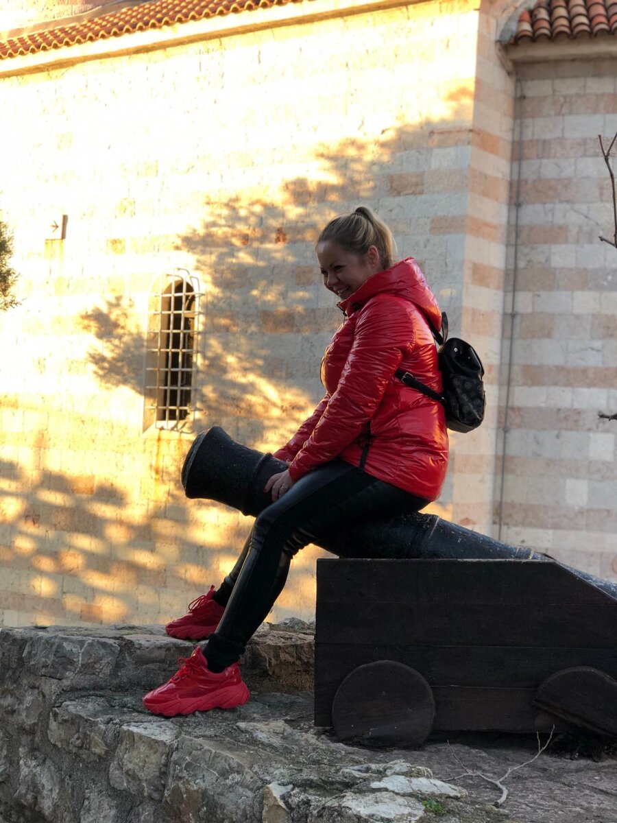 Я УЖЕ УСПОКОИЛАСЬ 
Веселому посту быть🤣. 
Да, ретро меркурий кроет многих заметно. Ну ладно в виртуальном пространстве вчера в инста- сторис напихали мне некоторые всякой ерунды и рекламы. Фиг с ними, я в этом плане железобетонная🤘. Но, когда вопрос касается реального здоровья - это тумач!

Поехала, как порядочная в поликлинику, на повторный приём к хирургу☝️ #НаМинуточку. Болит ЛОКОТЬ уже неделю, лечила, но эффекта мало😪. 

Пришла вовремя, зашла в кабинет врач, говорит: "Садитесь!" И продолжает читать газету🙄. Сижу, минуты три, сижу - тишина, только медсестра так загадочно улыбается. Мне стало как-то неловко, спросила, не мешаю ли я?
- Не мешаете, садитесь! 
- Так я уже сижу😳.
- На что жалуетесь?
- Бурсит не проходит - и показываю локоть.💪
- Ааа, ну уже лучше. Заканчивайте пить антибиотики, я Вам выпишу рецепт. Мазь изготавливают под заказ в специальной аптеке. 
- Ну отлично. 

Тут вскакивает, как подорваная на мине, медсестра и с криками: " Ой! Белочки вернулись!", несётся к окну, врач за ней. Минут пять они смотрят на белочек и с умилением обсуждают их возвращение😊. 
Я, уже еле сдерживая смех, прошу всё-таки выдать мне рецепт и отпустить с Богом. 

Дальше треш...

Врач опомнилась и выписала рецепт. 
- А можно адрес этой специальной аптеки? - спрашиваю я. 
- Я не знаю адрес, идите к ТЦ "Фестиваль", смотрите на него и обходите слева по лестнице, там будет здание, в котором в СОВЕТСКОЕ время люстры по талонам выдавали и через дорожку левее аптека, главное ориентируйтесь на этот магазин, а то аптек там мУльён! 
- Я не знаю, этот магазин, честно!🙏
- Женщина, вы издеваетесь? Его все знают, не такая Вы уж и молодая, чтобы не помнить советское время! - врач уже начинала закипать. 
Тут в разговор вмешивается медсестра и они погружаются в воспоминания о советском времени.
Я уже ржу в голос...
- Отдайте мне уже этот рецепт, я найду эту долбаную аптеку #КвестыНашеВсе, надеюсь, гугл карта меня не заблочила🤣. Куплю эту чудо-мазь.
Доктор отдаёт рецепт со словами!
- Женщина, КОЛЕНО обрабатывайте только на ночь!👌
- Шта, колено?😳 

Занавес...

Всем здоровья! И пусть ретро Меркурий испытывает, нас больше смехом, чем слезами😘