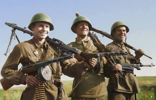 Советские бойцы с трофейным вооружением
