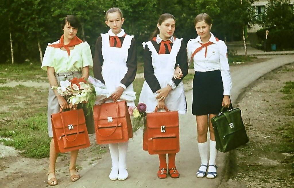 На фото школьницы времен СССР