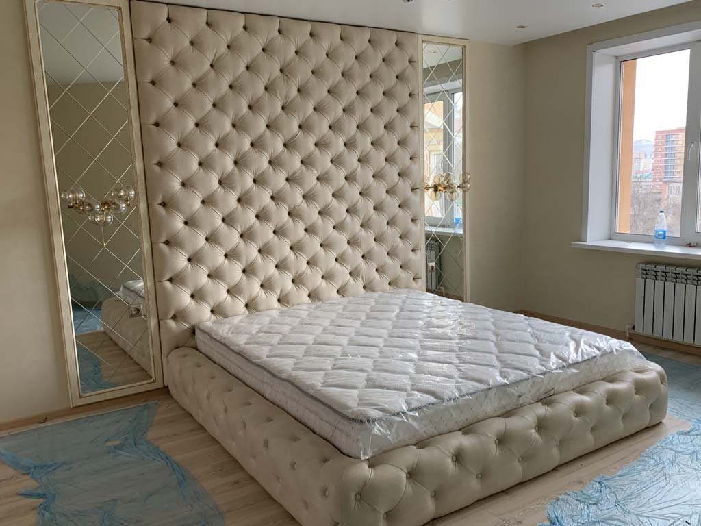 Мягкая панель в изголовье кровати